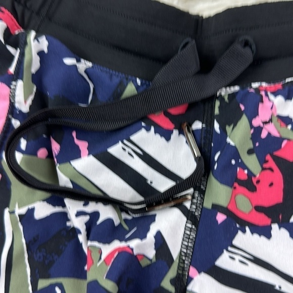 🔥$SALE$🔥 Lululemon Hotty Hot Short Pop Cut Boom Juice Multi / Black - Picture 2 of 7